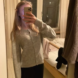 Grå söt kofta  - Aldseig använt och är så sjukt söt 