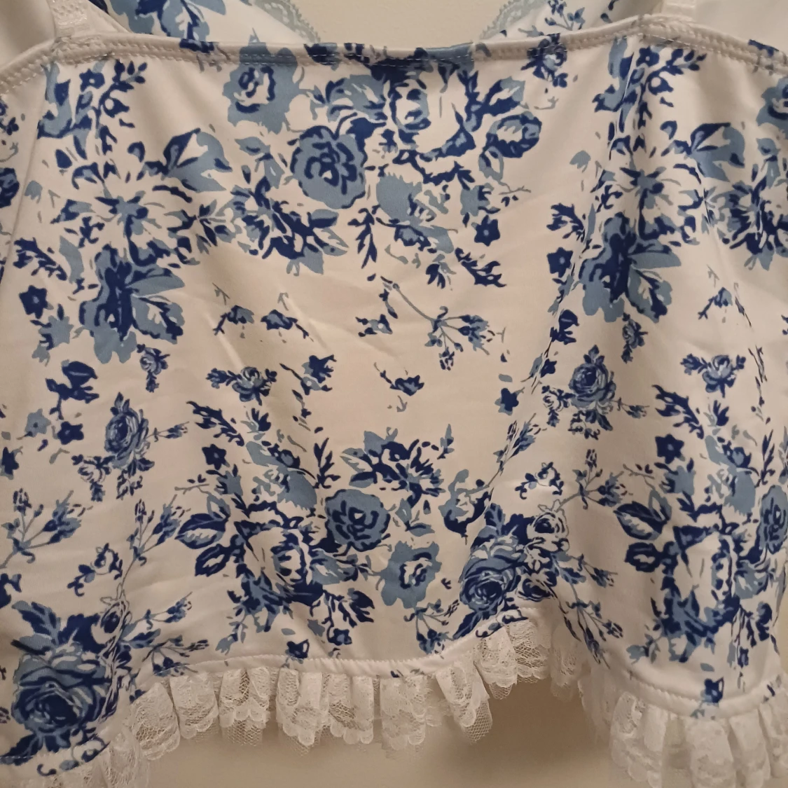 Blommig topp med spets och rosett - 4