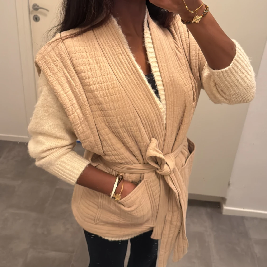 Beige quiltad väst med knytband - 1