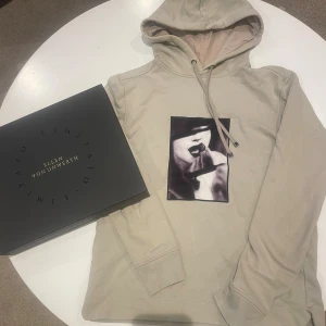 Limitato hoodie - Säljer nu denna limitato hoodie. Den är i storlek S och kostar runt 5000 kr nypris. Den är i princip i nyskick förutom en missfärgning i luvan. Box ingår. Hör gärna av dig vid funderingar!