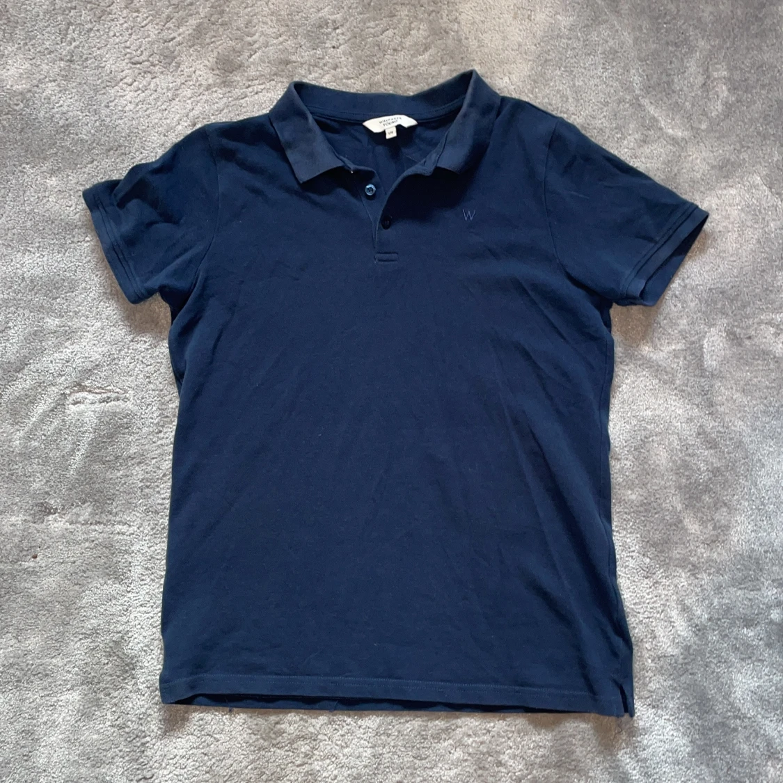 Marinblå pikétröja från Wayfarer Young