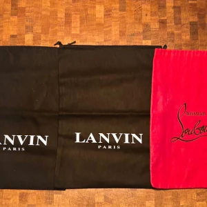 Dustbags från Lanvin och Louboutin - Två exklusiva dustbags, en svart från Lanvin Paris och en röd från Christian Louboutin Paris. Bodde är äkta. Priset är för alla tre. Hör av dig om några frågor. Priset kan diskuteras. 