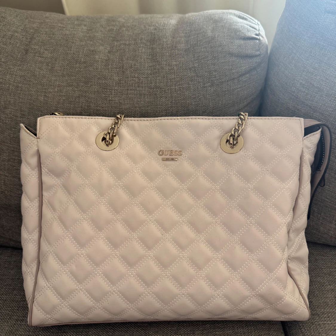 Quiltad ljusrosa axelväska från Guess - 1