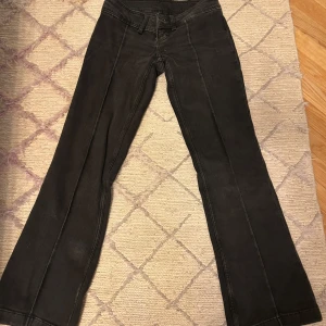 Svarta bootcut jeans - Säljer ett par svarta jeans från Monki med bootcut-modell.W25,längd 30/32💗