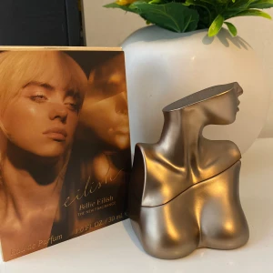 Billie Eilish Eau de Parfum 30ml (Halv flaska)!!! - Unik parfym med cool design inspirerad av Billie Eilish. 30 ml Eau de Parfum – perfekt storlek för väskan eller resan. Snygg och trendig flaska som sticker ut i samlingen.