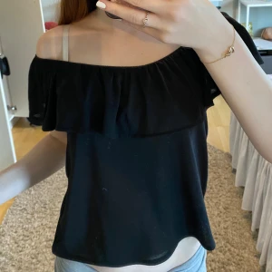 Svart off-shoulder top - Super fin och bara använd ca 1 gång. Går att ha både off- shoulder eller uppe💕