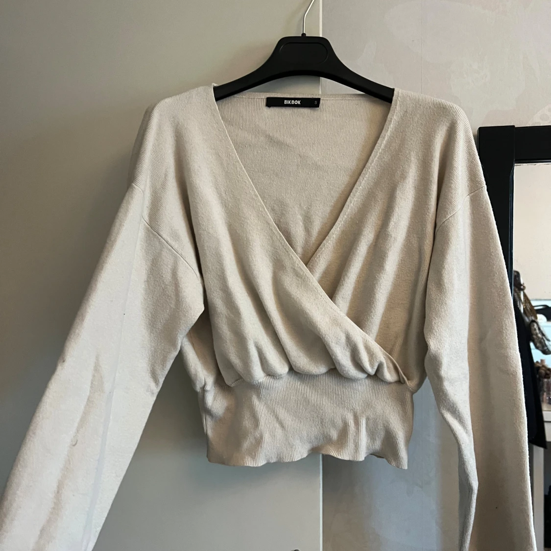 Beige omlottopp från Bikbok - 1