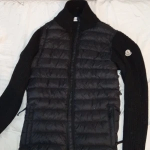Moncler cardigan - Hör har vi en Moncler cardigan i storlek Xs, den är för killar passar 158/170 den är från mig gjord den är skön, okej skick och håller din drip!
