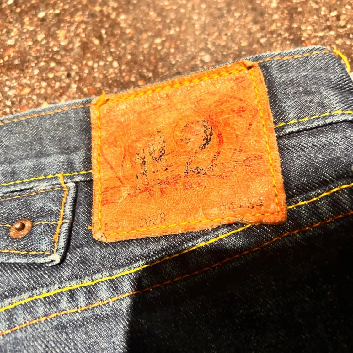 Evisu jeans med gul målad båge, stl 34 - 1