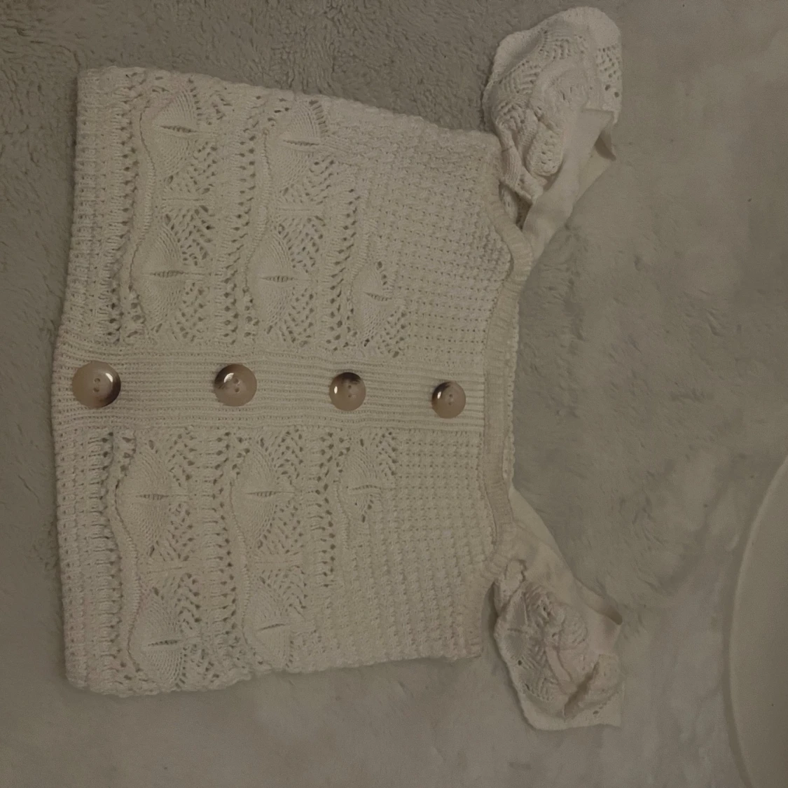 Vit stickad offshoulder topp med knappar - 1