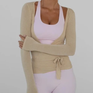 Ballet wrap blouse  - Beige ballet wrap blouse från Exercere strl S/M. Andvänd några få gånger, i princip i nyskick.