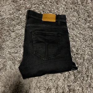 Svarta Tiger of Sweden Jeans - Tja! Säljer ett par svarta jeans från Tiger of Sweden i storlek W31 L30, dem är i nyskick använda Max 3 gånger, han på bilden är 179, skriv om du har några frågor eller funderingar🙌🙌🙌