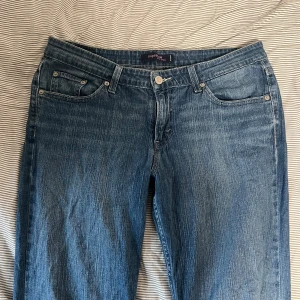 Levi's 518 Superlow blå jeans - Säljer ett par Levi's 518 Superlow jeans i klassisk blå tvätt. Jeansen är sjukt snygga men säljer pågrund av att de är för stora 🫶🏼 de har lite slitage lägsta ner men inget som man märker.