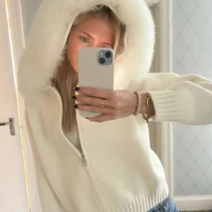 Alessa jacka äkta päls  - Äkta päls jacka från Alessa i vit (första bild lånad) jackan är i jätte bra skick! 