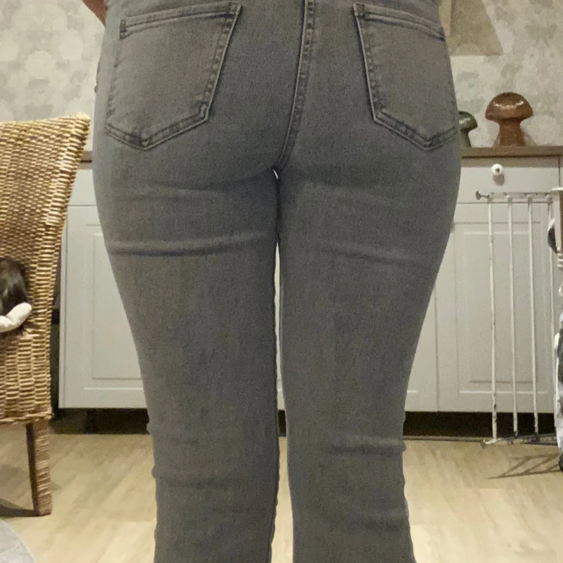 Fina ljus blåa jeans med gulddetaljer - 1