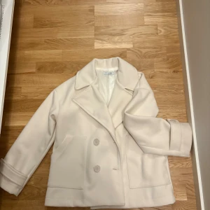 Beige skepparkavaj från Design by Si - Kappan är aldrig använd men har tyvärr ingen prislapp kvar, väldigt fint skick. 