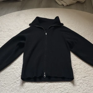 Svart stickan tröja  - Aldrig använd, passar mig som har XXS-S i tröjor 💕 