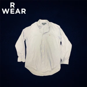 Ljusblå skjorta från Ralph Lauren - Säljer nu en ljusblå Ralph Lauren skjorta👔                                                              Storlek: XL (Passar L om man gillar en större fit), Skick: 9/10, Nypris: 1899kr, Vårat pris: 349kr, Skriv vid minsta fråga, Fraktar alltid inom 48h efter köp📦