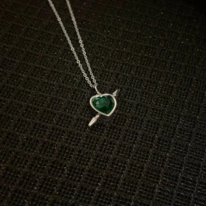 Jade Affection - Silver pendant necklace showcasing a heart pierced by an arrow and set with a vivid green stone. Adjustable 50 cm chain, rust- and nickel-free.