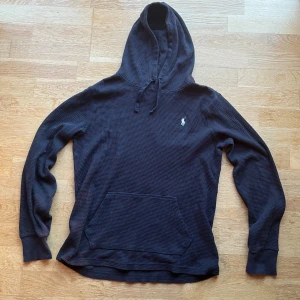Polo Ralph Lauren hoodie - Tjena, säljer min polo Ralph lauren hoodie i storlek S. Tröjan är mörkblå/svart färg och är knappt använd. Har du någon ytterligare fråga är det bara att ställa.