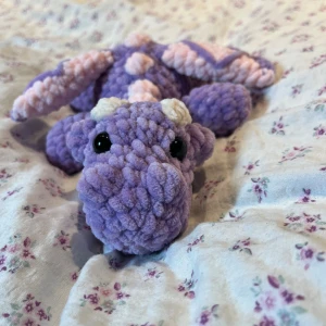 Virkad lila och rosa drake - När man är klar med tenta så får man fira lite!🩷🎉🎊Så kommer två nya drakar, denna i ljuslila och rosa🥹💜💗 !Dessa innehåller säkerhetsögon som inte rekommenderas för barn under 3 år!