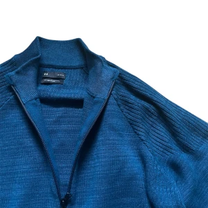 Quarter-zip Sweater - Snygg blå stickad tröja från Under Armour med half zip-dragkedja och långärmad design. Tröjan har ribbade detaljer på axlar och krage, perfekt för dig som gillar sportig och stilren look. Passar lika bra till jeans som till träningsbyxor.
