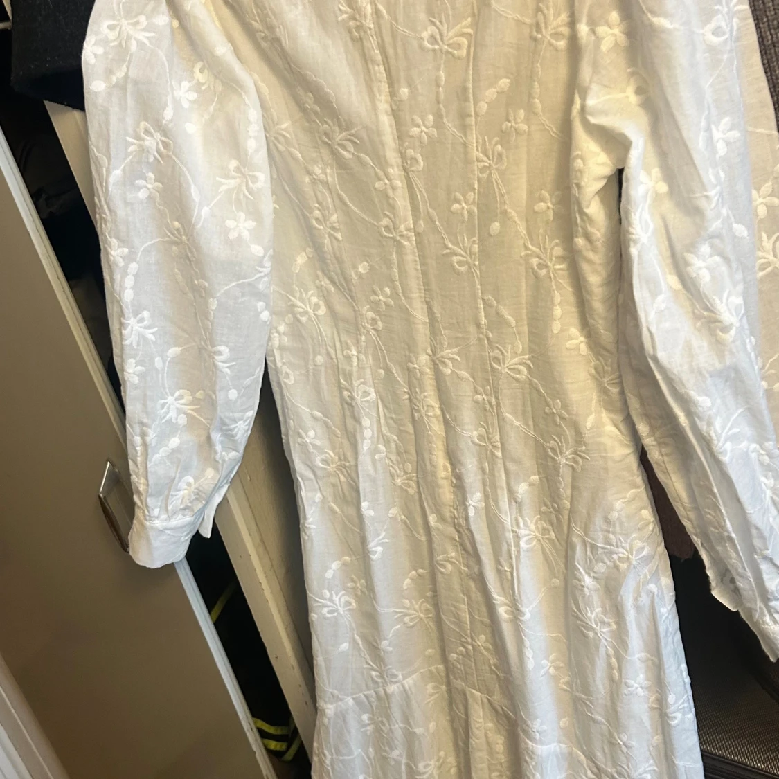 Vit långklänning med broderade detaljer - 4