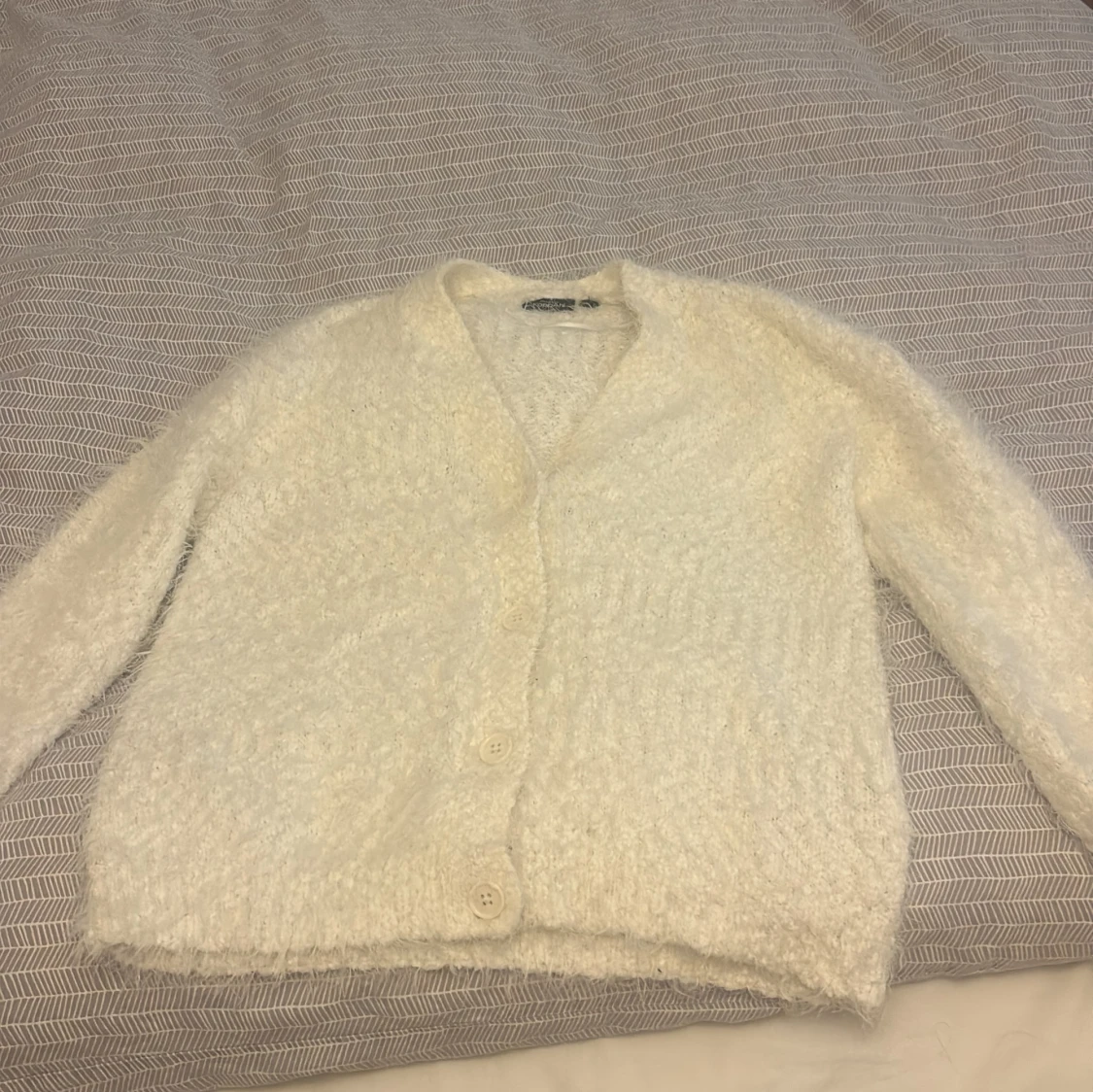 Vit fluffig kofta med knappar