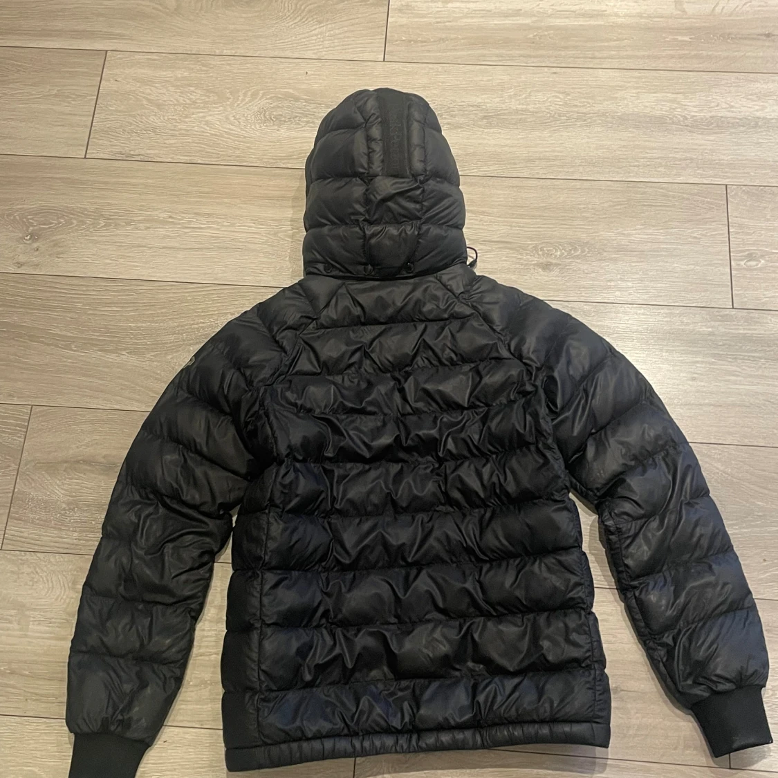 Svart dunjacka Peak Performance 160 - 1