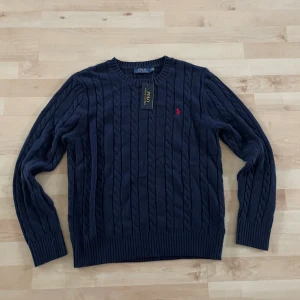 Blå kabelatickad Ralph lauren tröja - Själjer nu en blå kabelatickad tröja från ralph lauren i storlek M. Helt ny men passade tyvärr inte mig. Hör gärna av dig vid funderingar😁