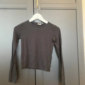 Svart långärmad tröja Gina Tricot - En basic svart långärmad tröja från Gina Tricot. 