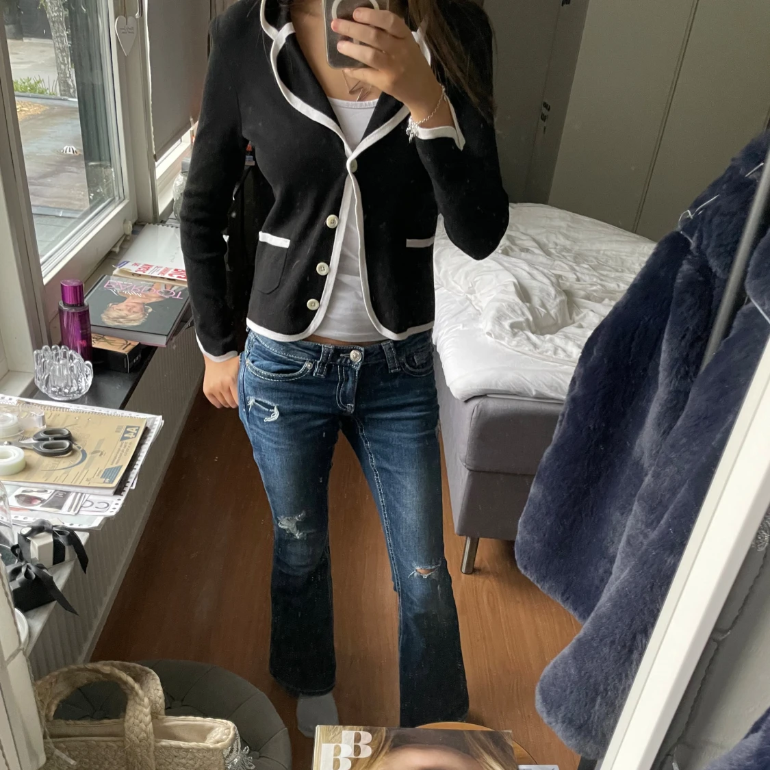 Säljer en svart vit söt kofta från ANN TAYLOR💗