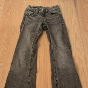 Grå jeans från Gina Tricot, stl 164 - Snygga grå jeans från Gina Tricot i storlek 164. Klassisk femficksmodell med raka ben och normal passform. Jeansen har en cool tvättad look och är tillverkade i mjukt jeanstyg som är skönt att bära hela dagen.