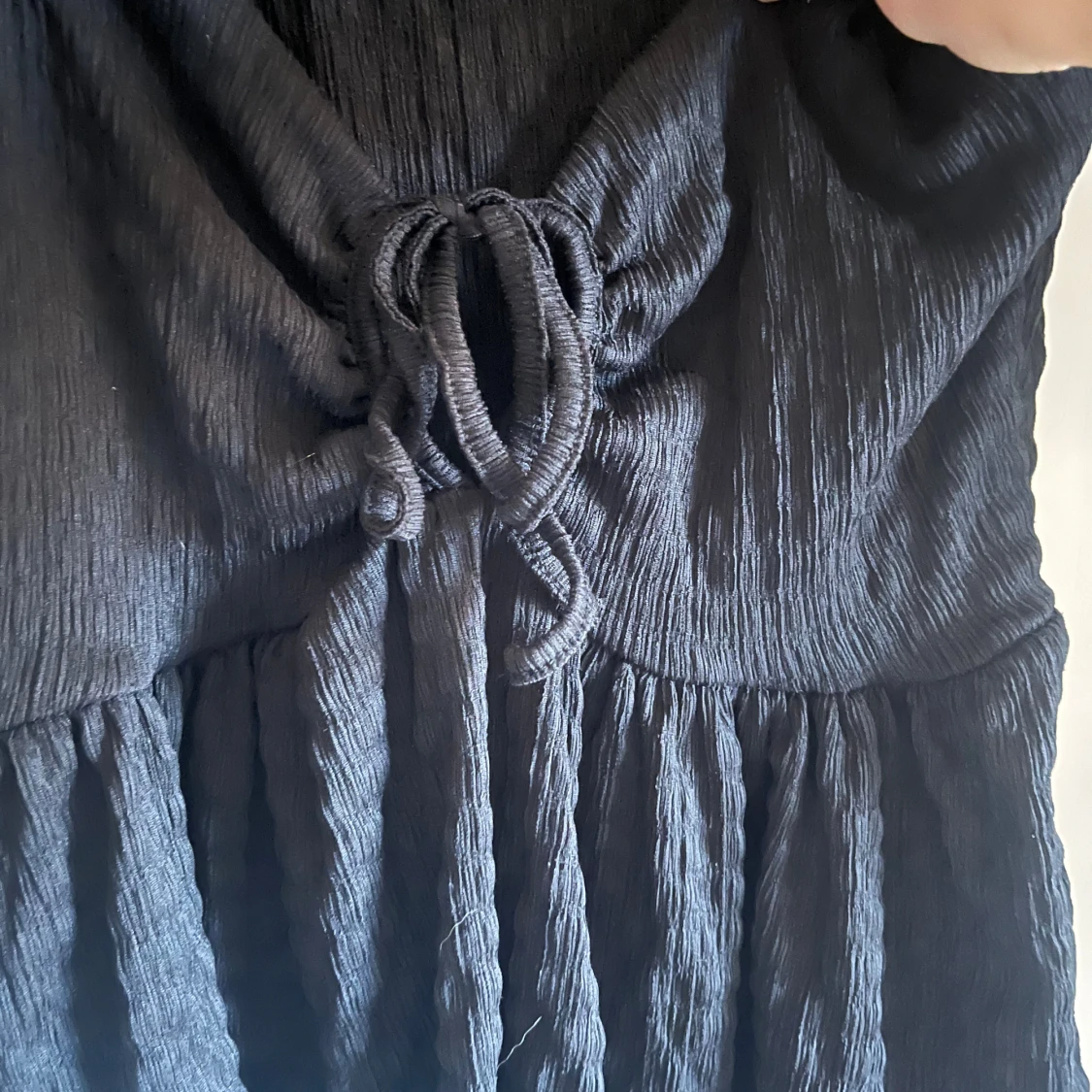 Svart omlottopp med volang från 157 - 1