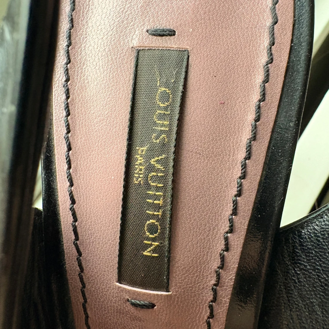 Louis Vuitton svarta pumps med guldspänne - 2