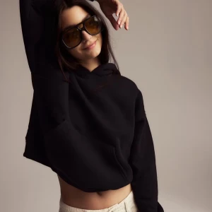 Svart hoodie - Svart hoodie från gina tricot. Den är använd 2 gånger, den har inga defekter. Tröjan är i storlek S och köptes för 369kr men säljer för 249