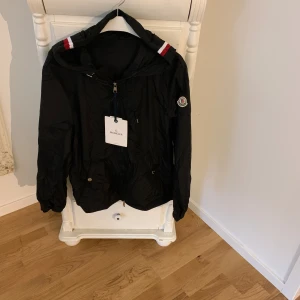 Svart vindjacka från Moncler - just nu så säljer jag min moncler windbreaker den är helt ny och är i storlek M-S