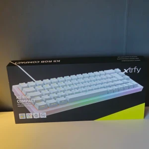 Xtrfy K5 Compakt Tangenbord - Detta tangentbord är helt enkelt som ny, bara att två av tangenterna är röda.