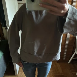 Grå sweatshirt - Jättecool grå sweatshirt från H&M med lite slitna detaljer. Så snygg passform och perfekt till hösten!