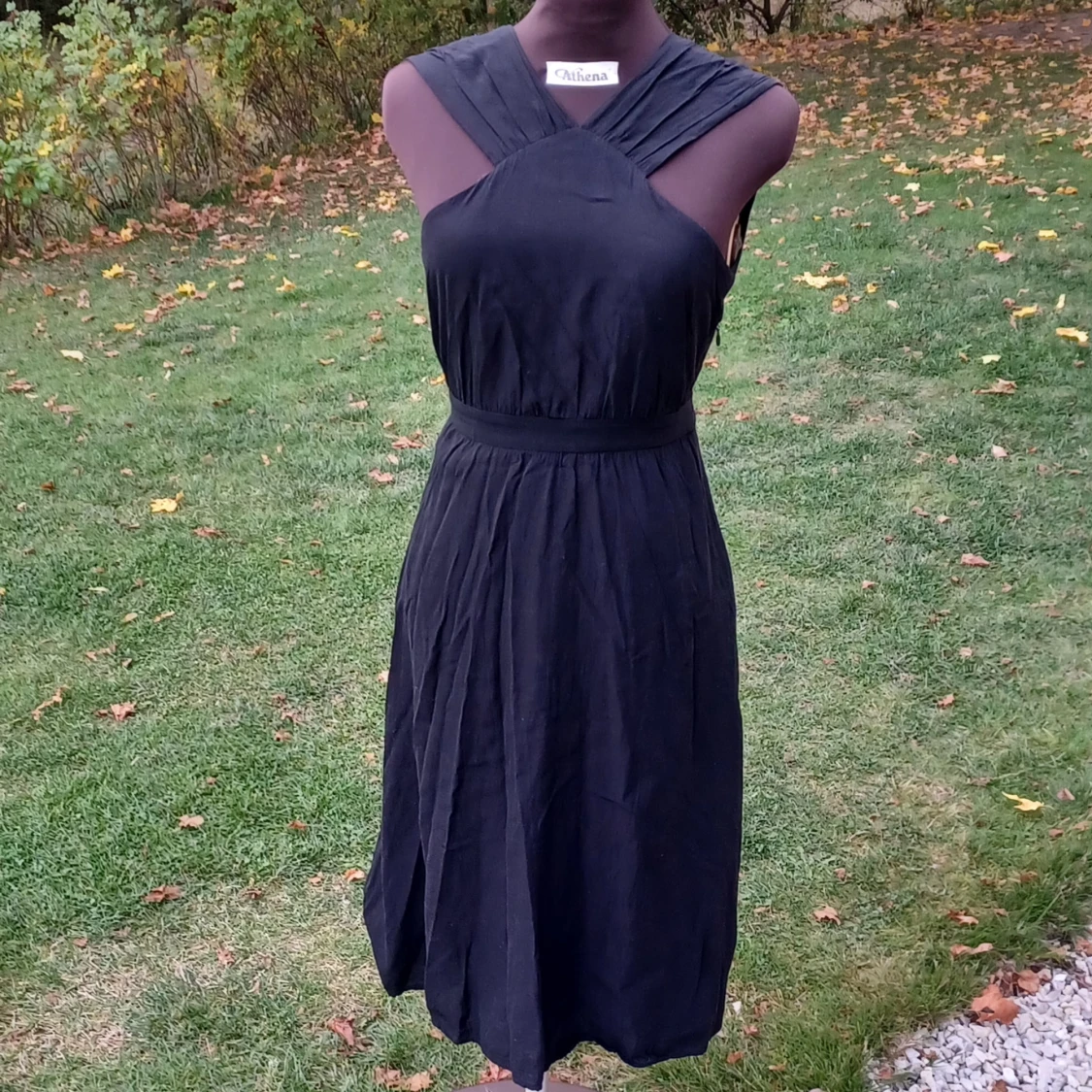 Svart långklänning med öppen rygg