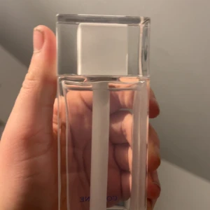 Dior cologne  - Stilren och modern parfymflaska med transparent design. Perfekt för dig som gillar enkelhet och en clean look. Märke och doftnamn syns inte på flaskan.