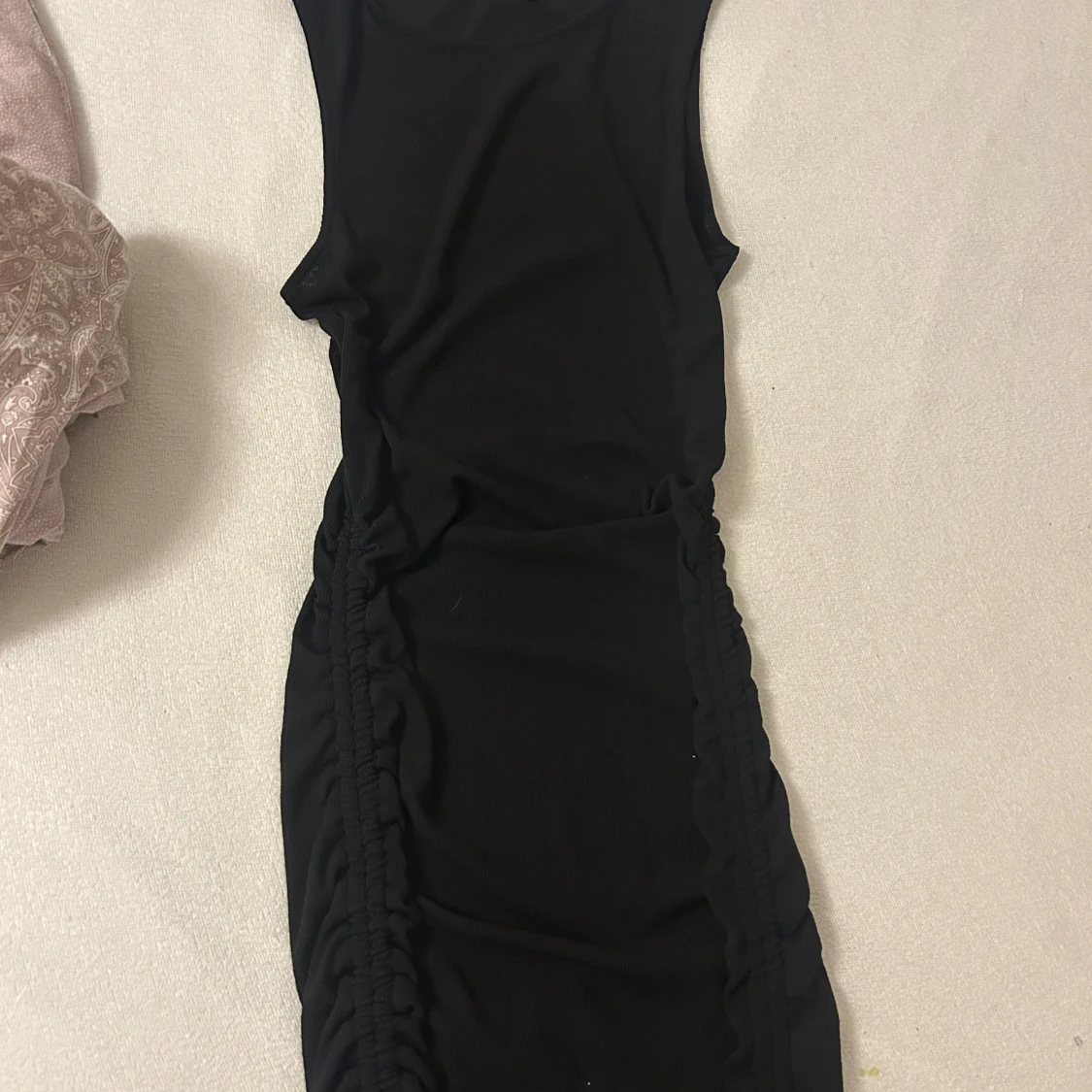 Svart tight ärmlös kortklänning