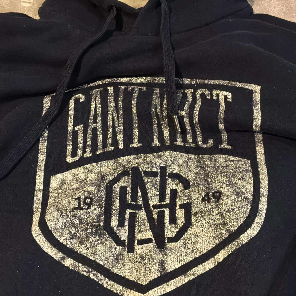 Mörkblå hoodie från GANT med tryck - 2