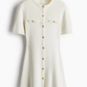 Stickad kortärmad klänning hm - Säljer min superfina stickade klänning från HM i storlek M