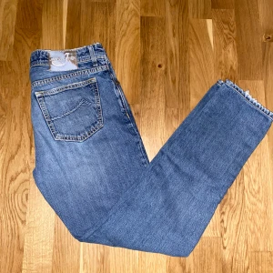 Blå jeans från Jacob Cohen, stl 33 - Snygga blå jeans från Jacob Cohen! Finns vissa defekter men overall bra skick, 7/10!🤗 Normal i passform och storlek 33!👍Hör av er vid frågor!☺️