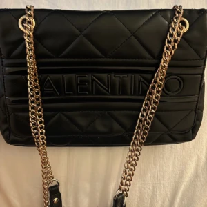 Handväska Valentino - Säljer en fin väska från valentino☺️