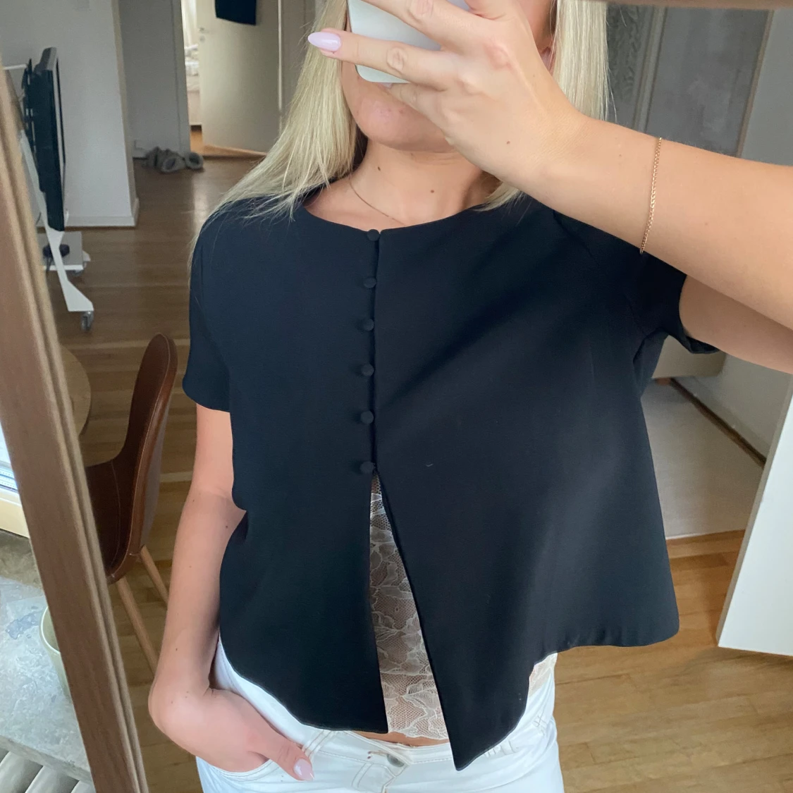 Svart kortärmad blus med knappar