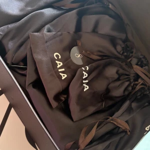 CAIA Adventskalender 2025 Limited edition - Säljer helt ny oanvänd endast fotad caia julkalender 2025. Denna är slutsåld på hemsidan.    Räkna ner till jul med 29 produkter i full-size,  fördelade i 24 påsar, med ett sammanlagt värde på 8505 SEK. Kalendern kommer i ett elegant, användningsbart beauty case och bjuder på en handplockad mix av smink, hudvård, kroppsvård, hårvård och accessoarer — med 8 helt nya produkter och 8 nya nyanser och dofter. En magisk skönhetsresa att upptäcka dag för dag.  SKICKAS PÅ EN GÅNG!