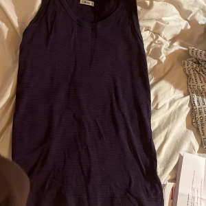 Mörkblå randig linnetopp från Acne - Säljer en stilren mörkblå linnetopp från Acne! Super fint skick, köpt för 300kr men väldigt gammalt därav priset!