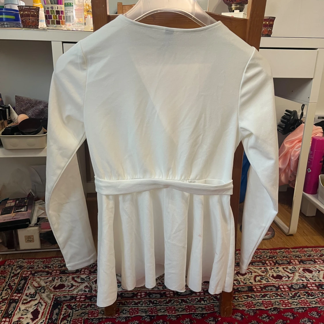 Vit omlottopp med gulddetalj från amisu  - 1